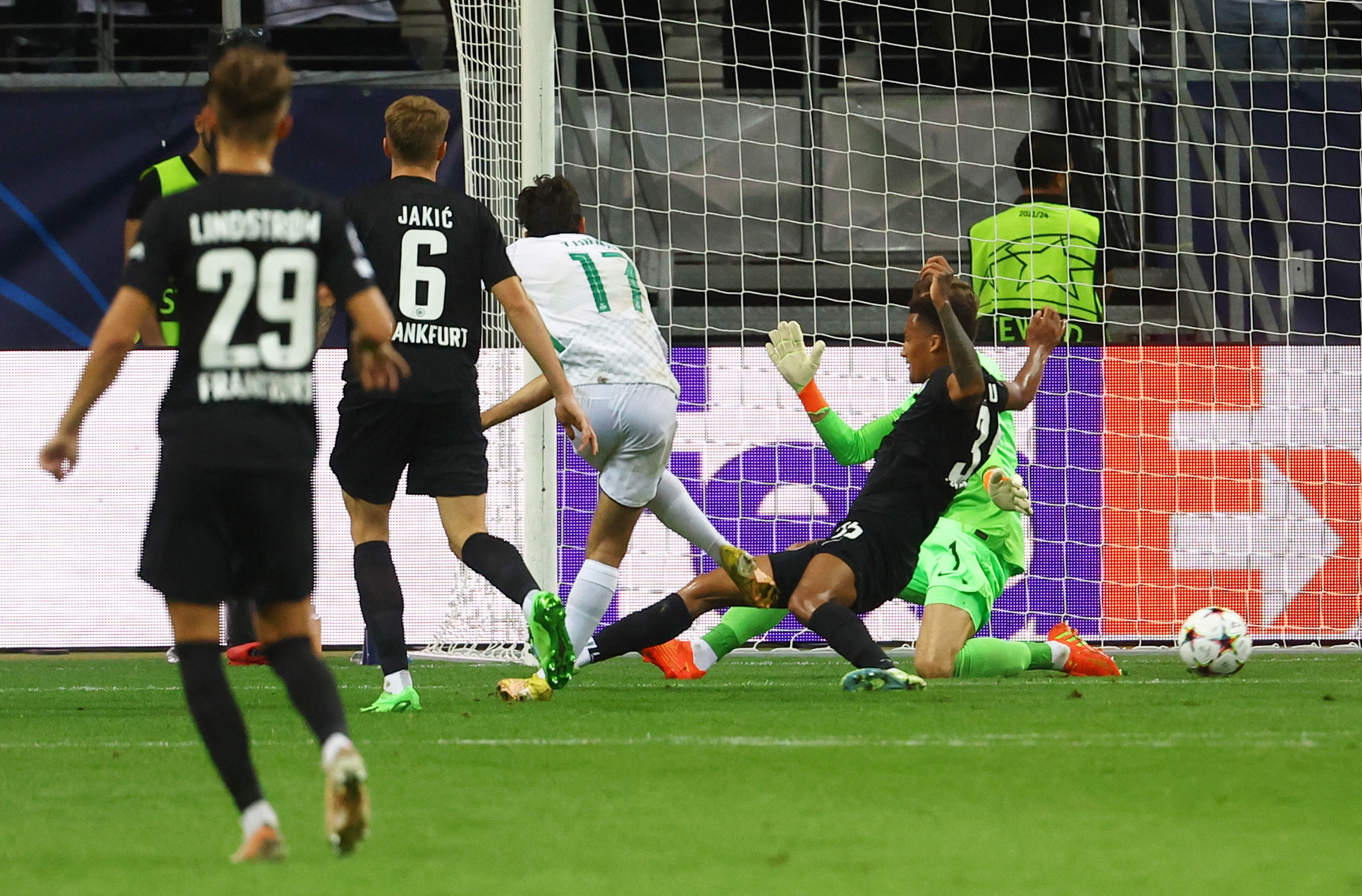 E. Frankfurt vs Sporting CP (23:45 – 07/09) | Xem lại trận đấu